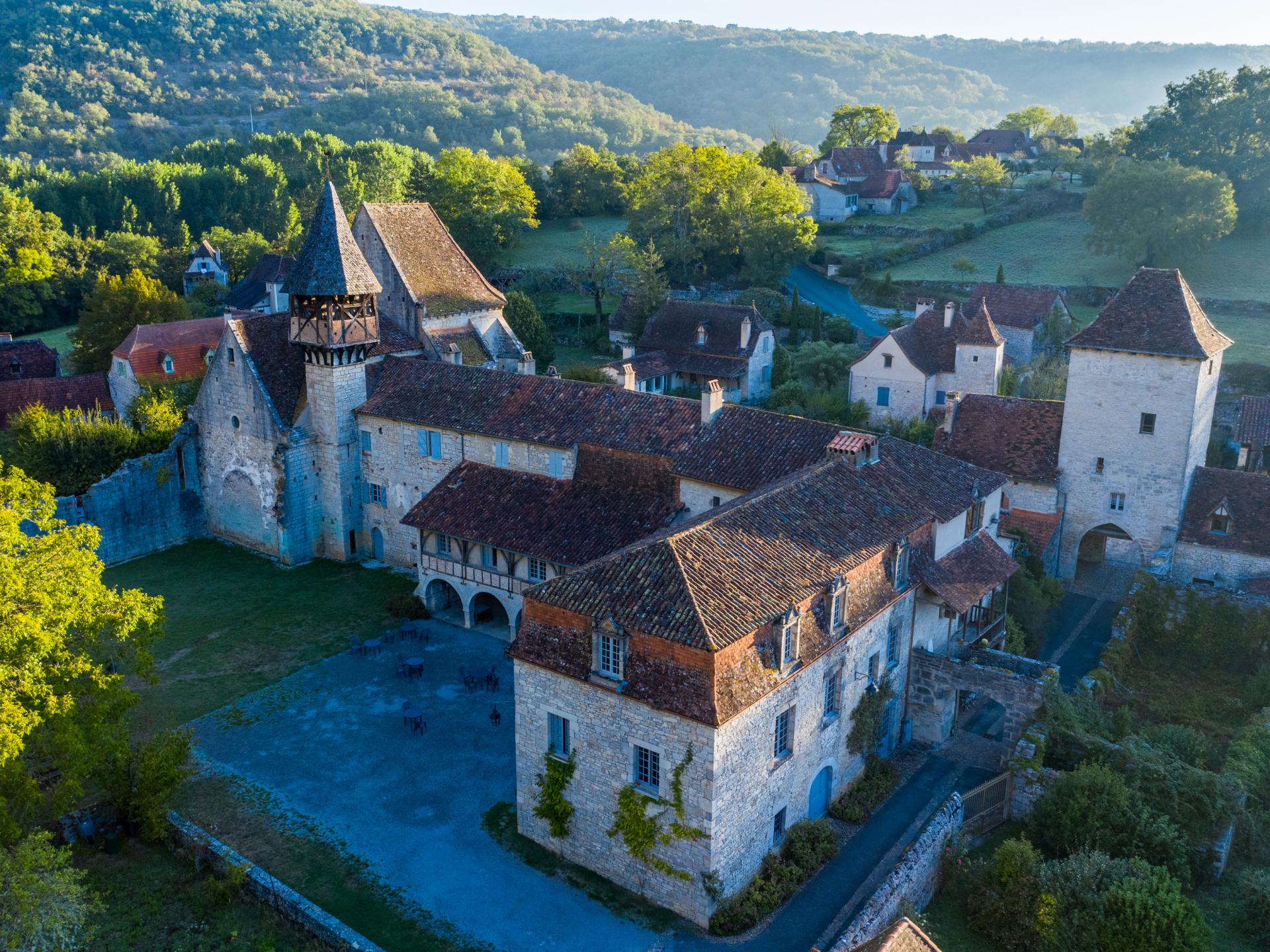 La Vall E Du C L Entre Falaises Et Maisons Troglodytes