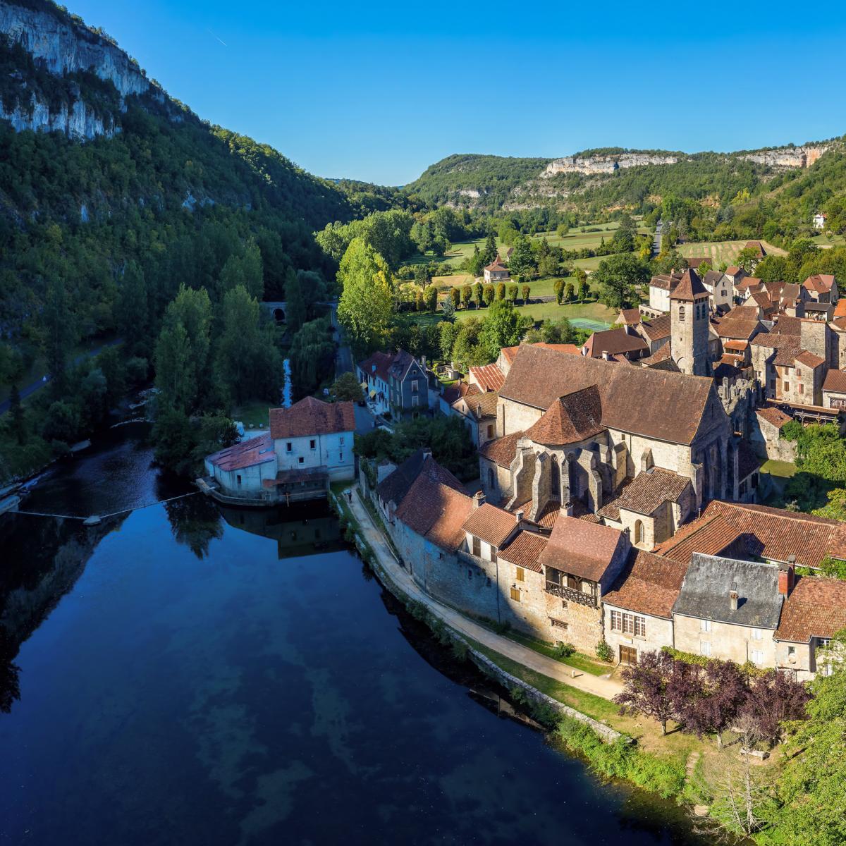 La Vall E Du C L Entre Falaises Et Maisons Troglodytes