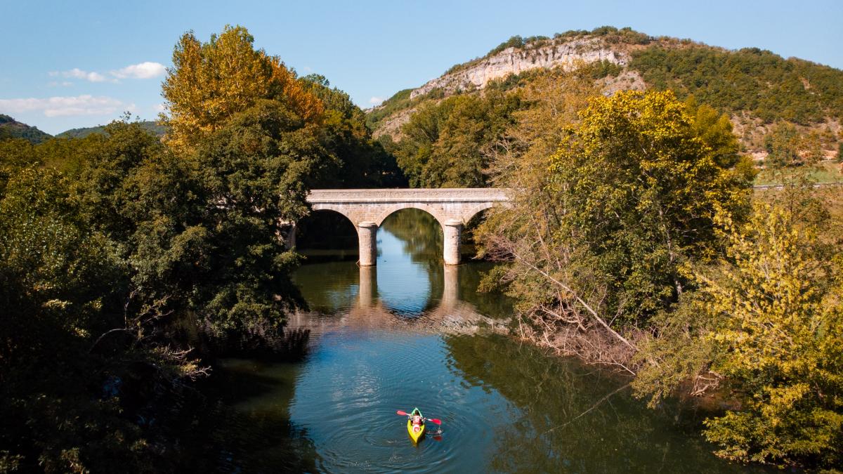 La Vall E Du C L Entre Falaises Et Maisons Troglodytes