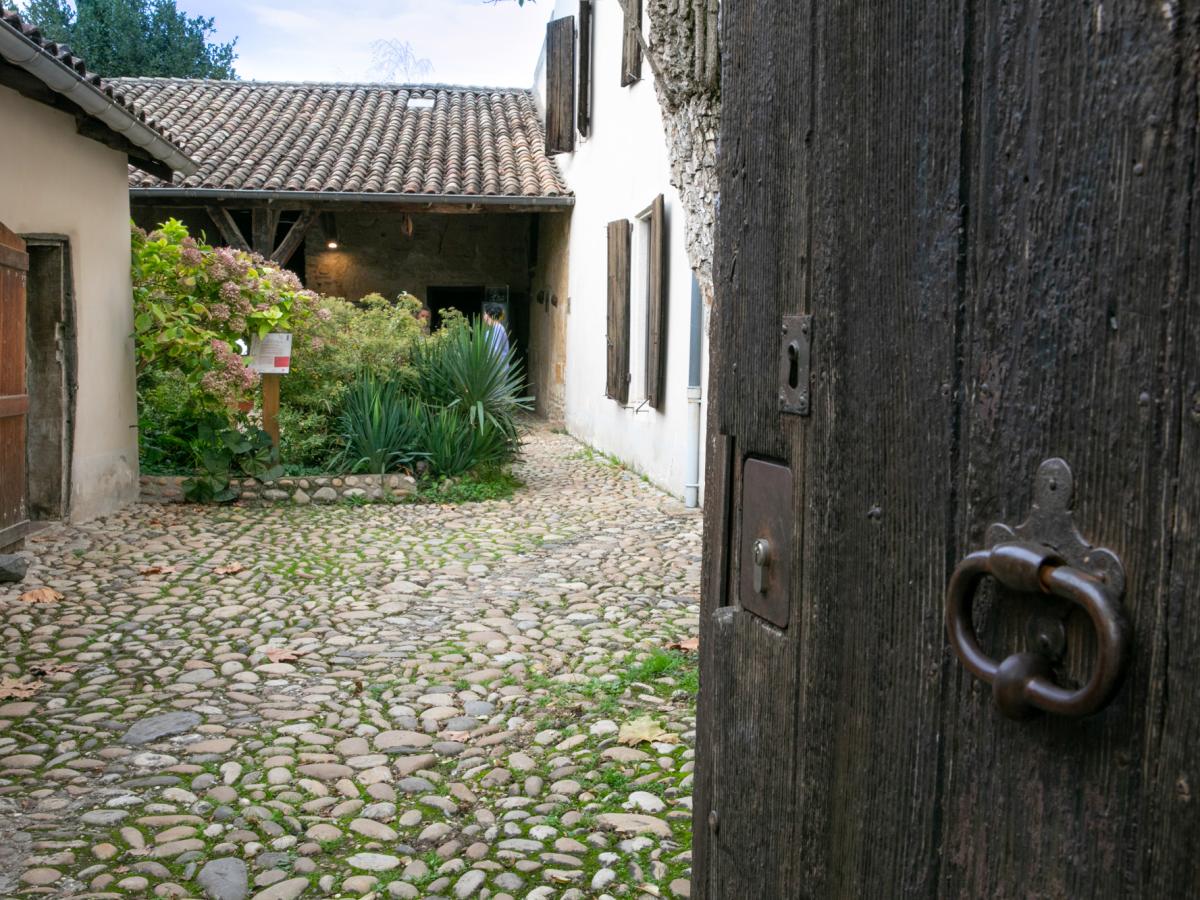 Un petit village à larchitecture grandiose Musée de cire La vie du