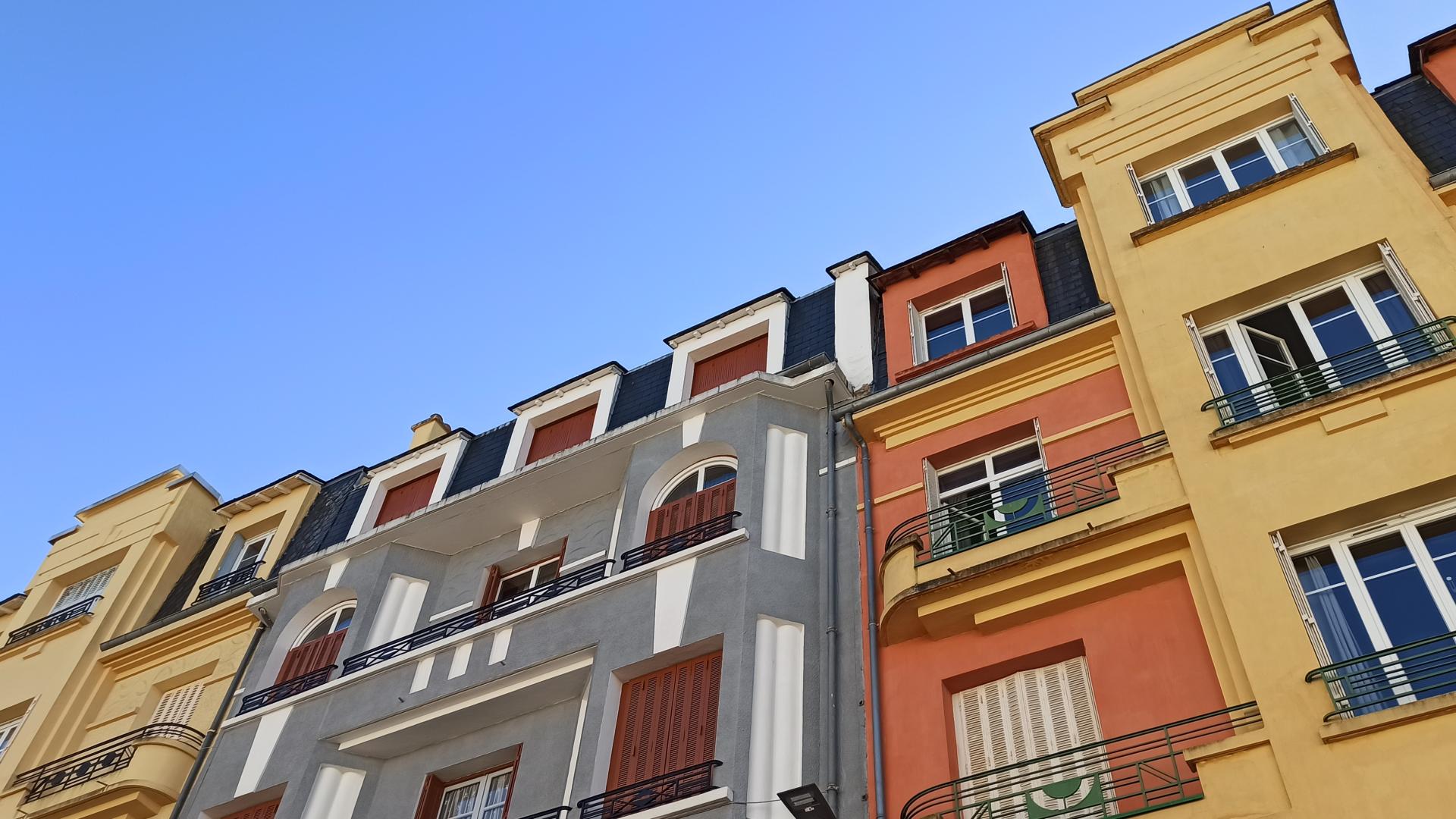 A Rodez prenez un café à la terrasse Art déco du Broussy Office de