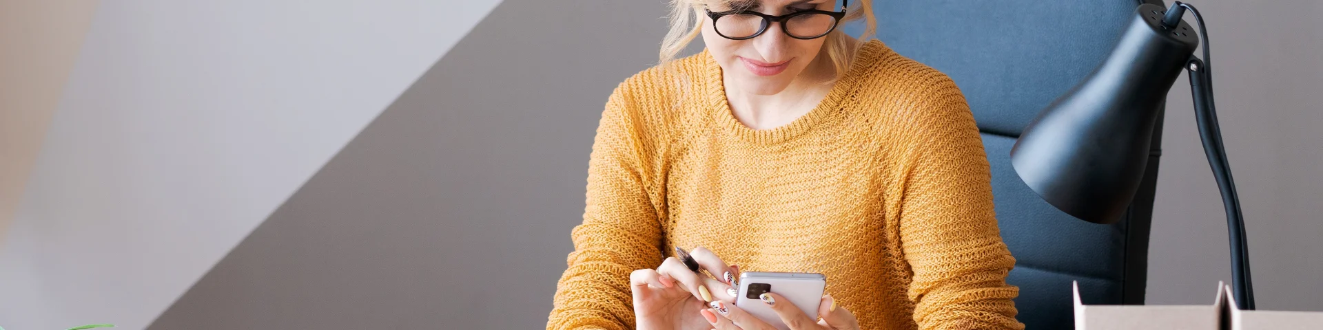 Personne consultant sont smartphone
