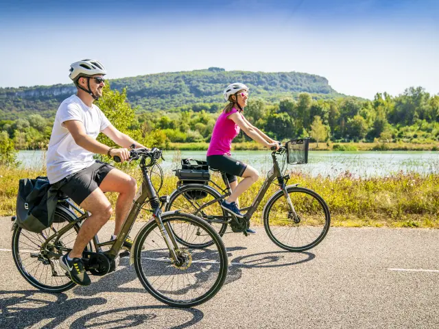 Cycling on the Viarhona river