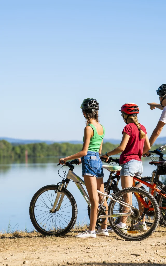 VTT au bord de l'eau en famille