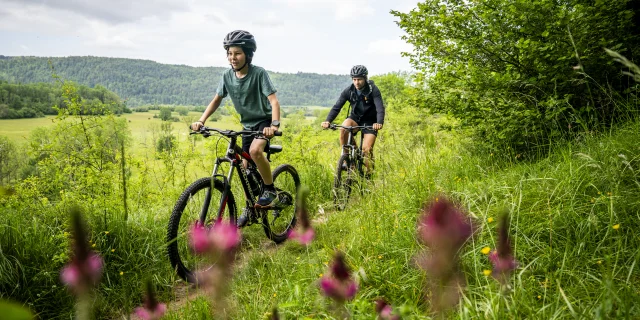 Mountainbiken in der Natur mit der Familie