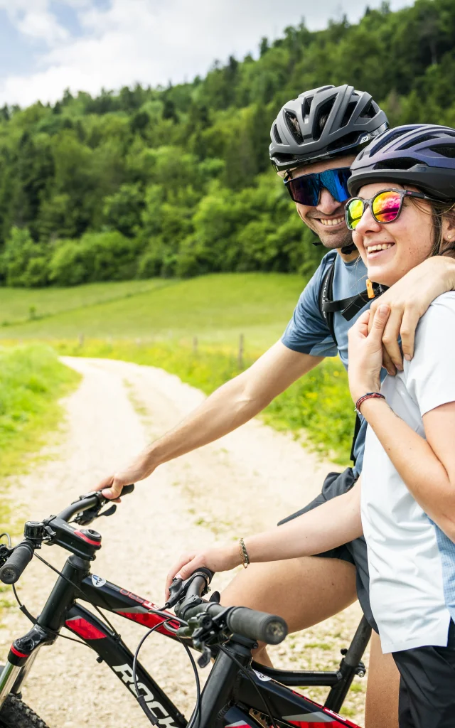 VTT en pleine nature en couple