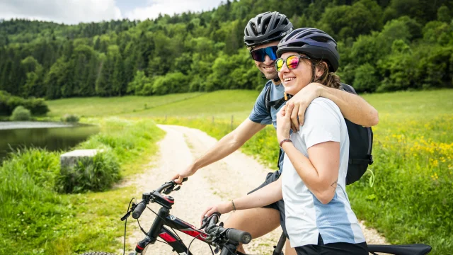 VTT en pleine nature en couple
