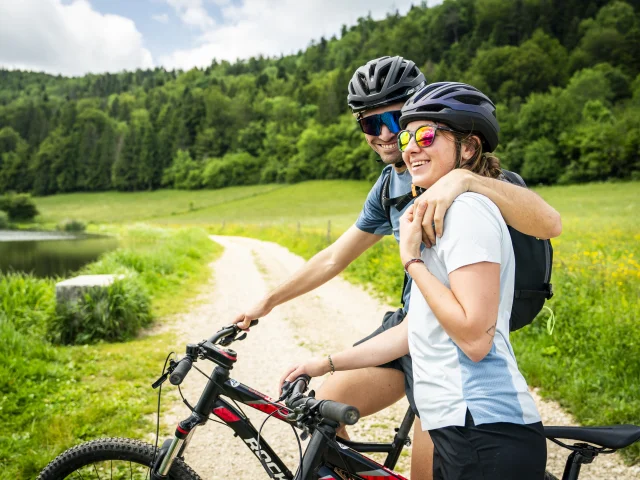 Mountainbiking in der Natur zu zweit