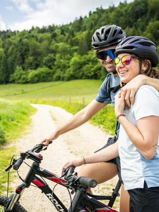 VTT en pleine nature en couple