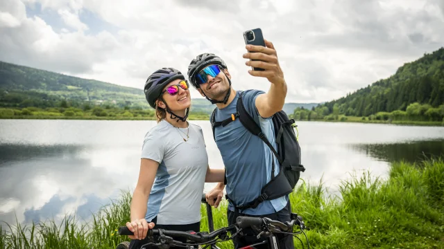 Mountainbiken in der Natur mit der Familie - Bugey