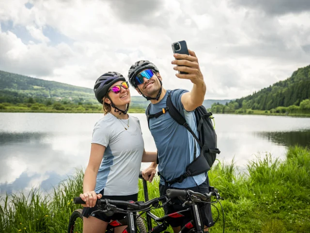 Mountainbiken in der Natur mit der Familie - Bugey