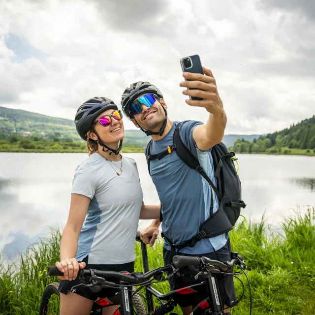 Mountainbiken in der Natur mit der Familie - Bugey