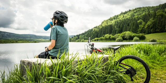 Mountainbiken in der Natur mit der Familie