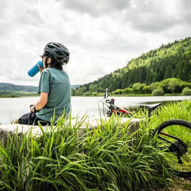 Mountainbiken in der Natur mit der Familie