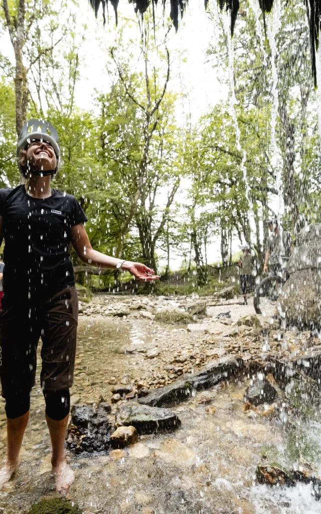VTT en pleine nature sous une cascade