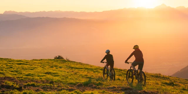 Mountainbiken in der Natur - Sonnenuntergang