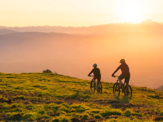 VTT en pleine nature - couché de soleil