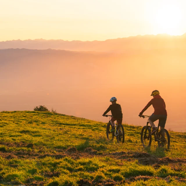 VTT en pleine nature - couché de soleil