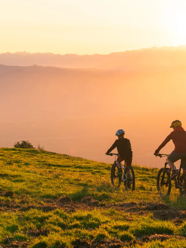 Mountainbiken in der Natur - Sonnenuntergang