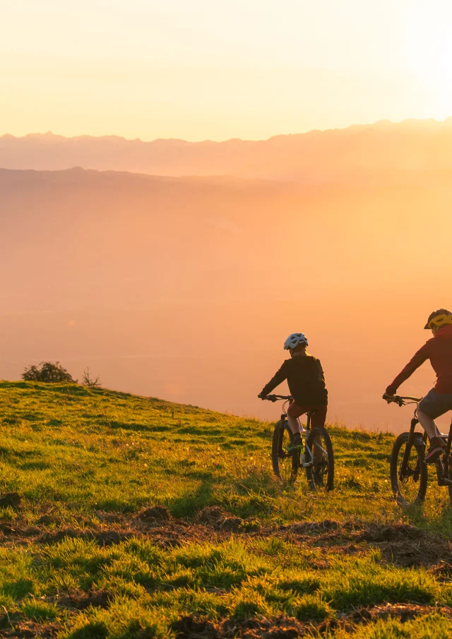 Mountainbiken in der Natur - Sonnenuntergang