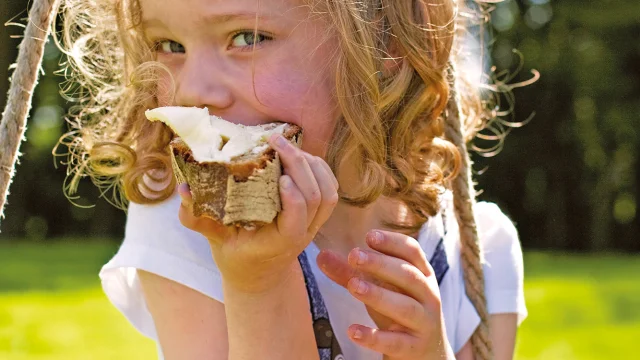 Gastronomie, fillette mangeant une tartine beurée
