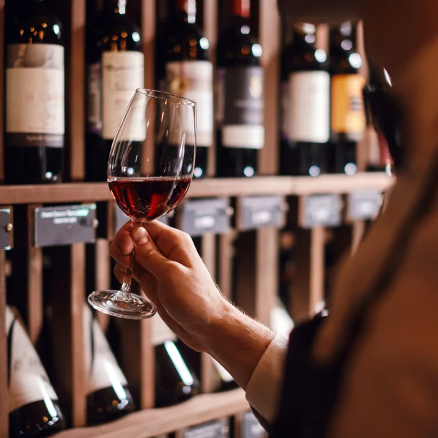 Caviste, dégustation de vin