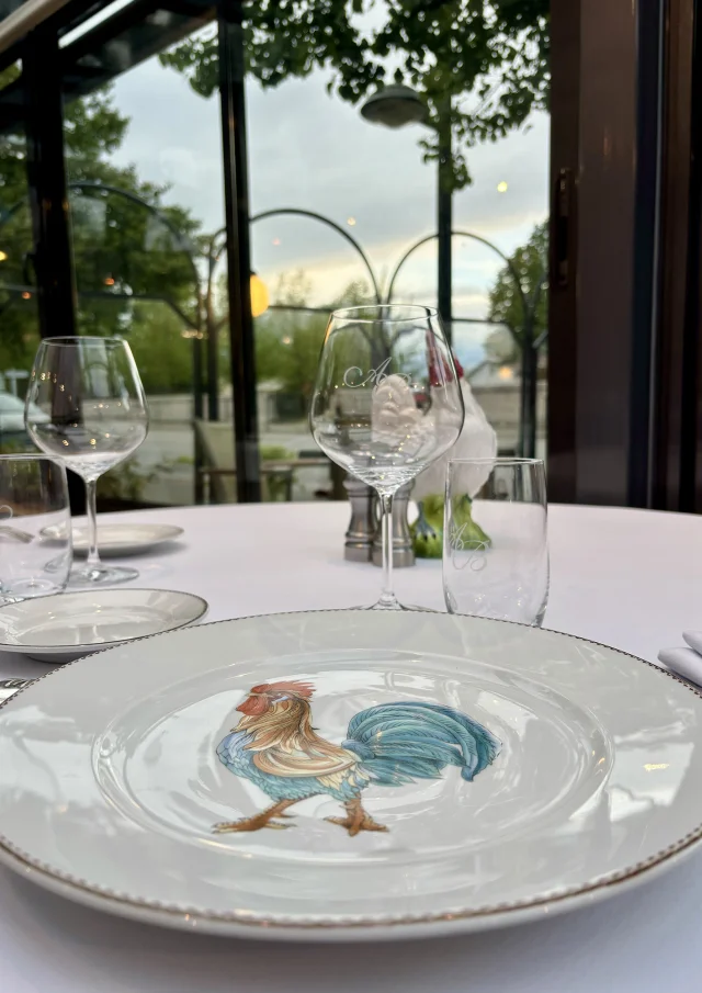 Ain restaurant plate