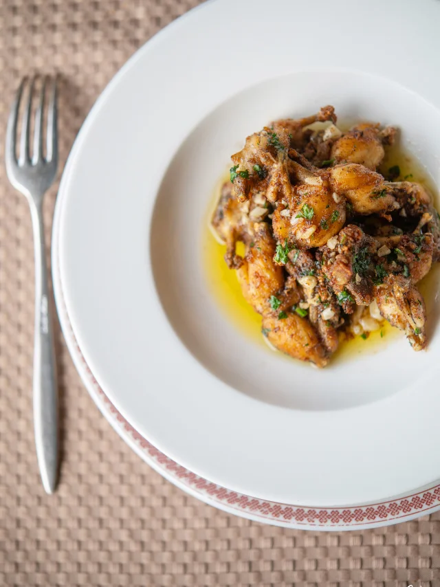 Assiette de grenouilles