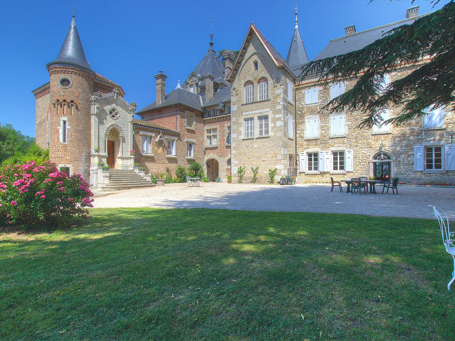 Hébergement Authentique Chateau de Varambon