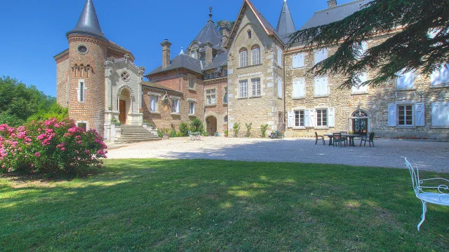 Hébergement Authentique Chateau de Varambon