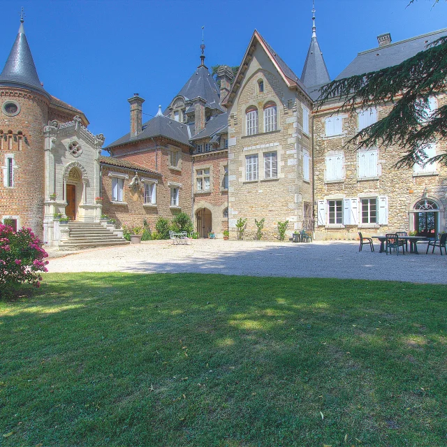 Unterkunft Authentisches Chateau de Varambon