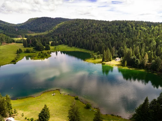 Le lac Genin a Charix