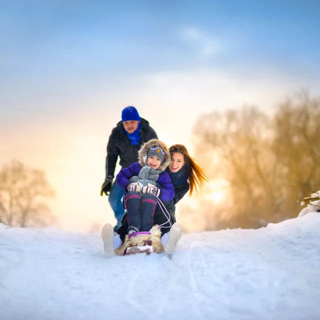 Outdoor, Familie mit dem Schlitten durch den Schnee
