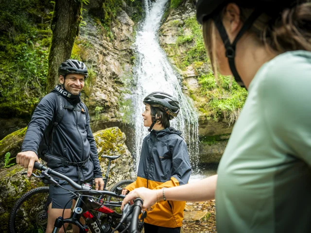 Touristes et cascade du Bugey