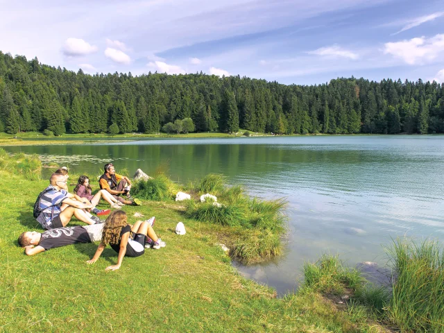 Touristes au bord du lac Genin