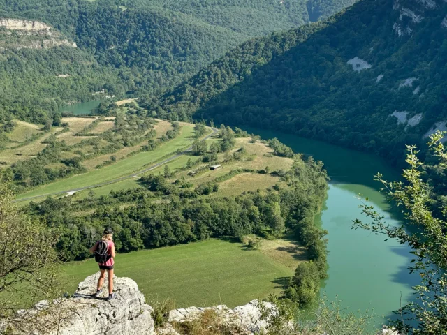 Paysage de la rivière d'Ain et randonneur