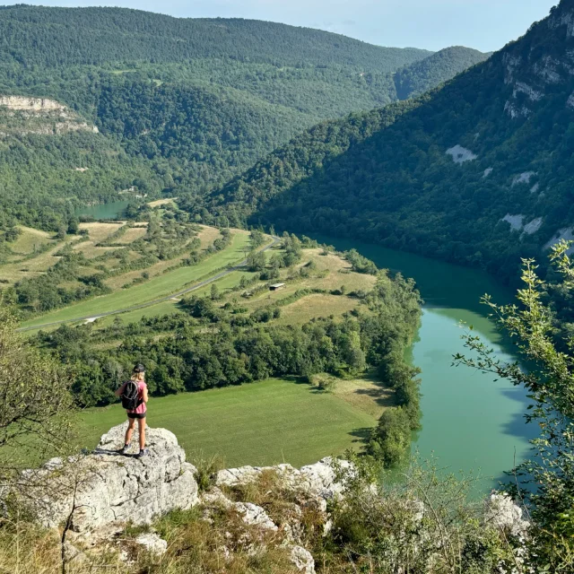 Paysage de la rivière d'Ain et randonneur