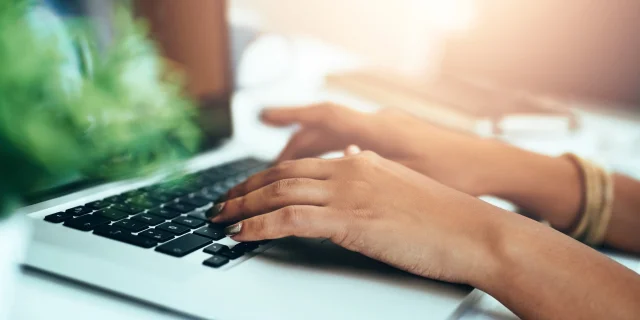 Person, die auf einem Computer tippt