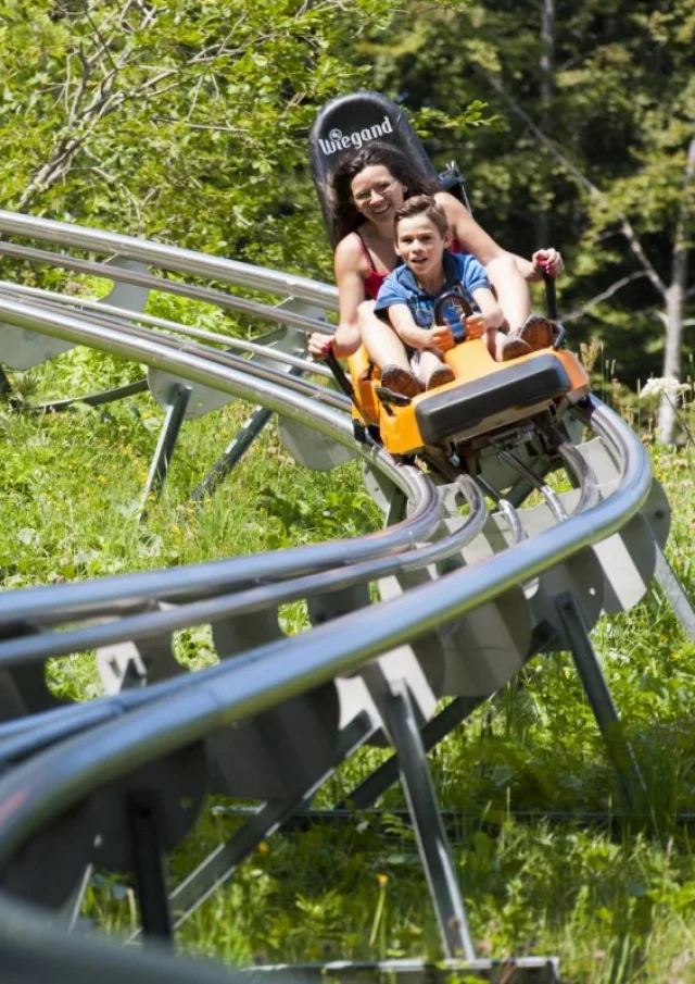 4-Jahreszeiten-Rodeln in Monts Jura