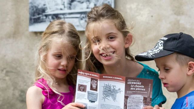 Visite du Musée d'Izernore en famille