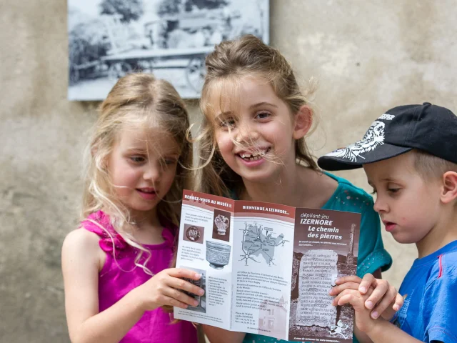 Visite du Musée d'Izernore en famille