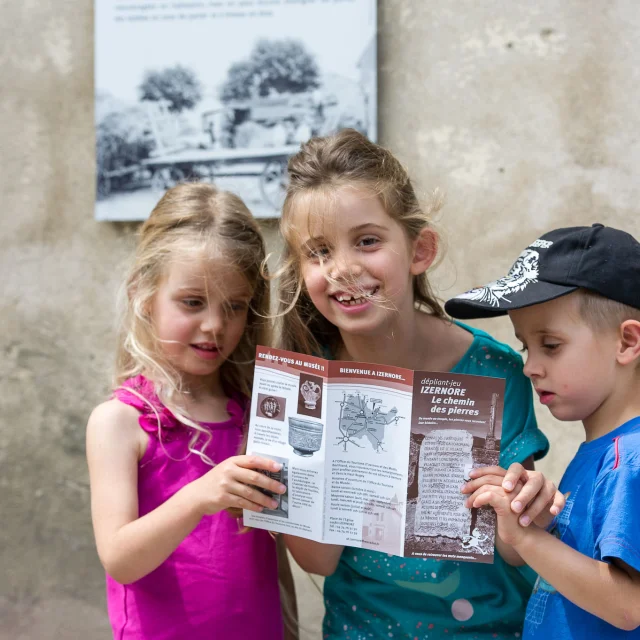 Visite du Musée d'Izernore en famille