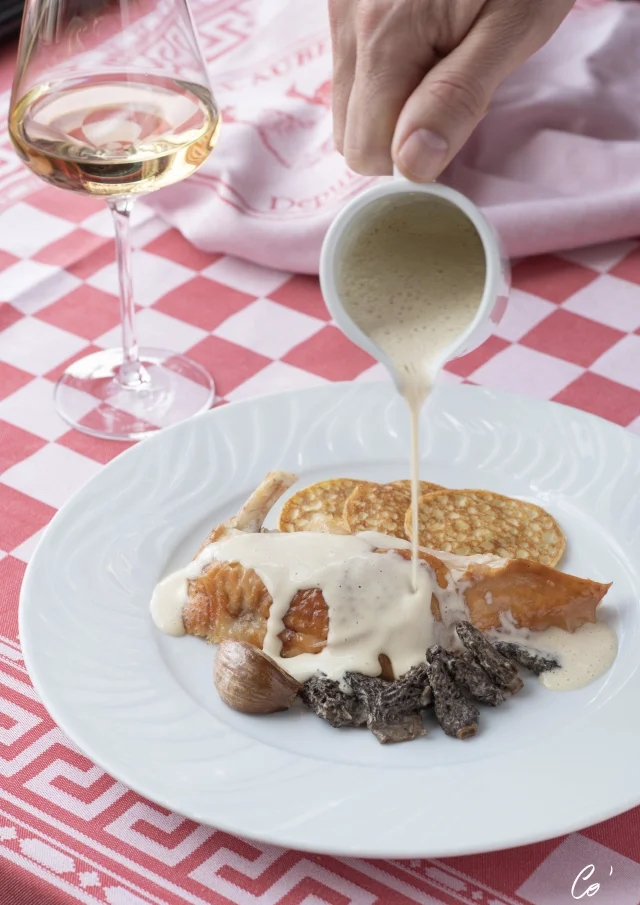 Bresse-Geflügel mit Sahne und Morcheln