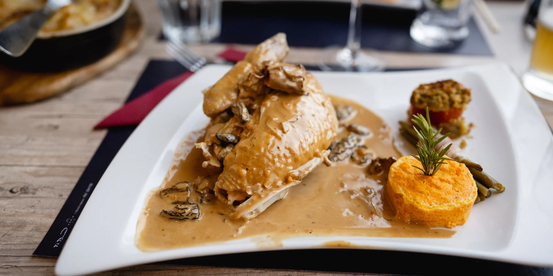 Volaille à la crème et aux morilles