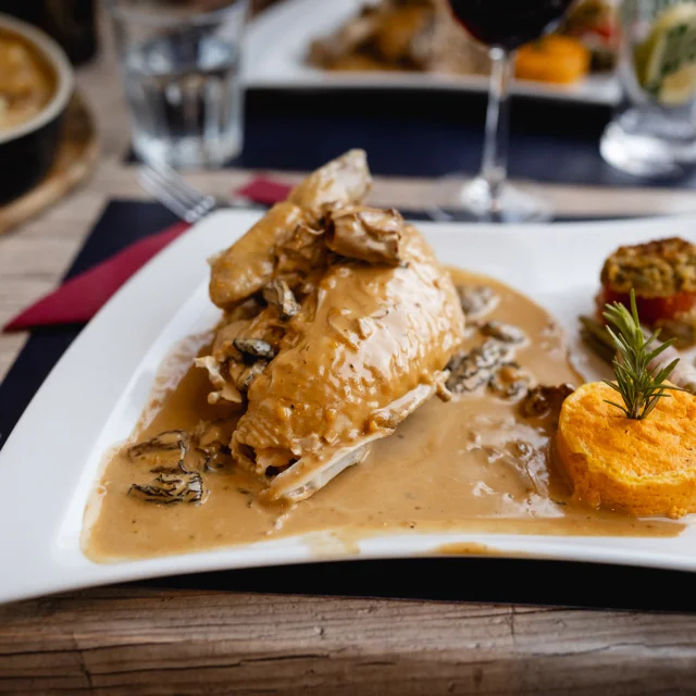 Volaille à la crème et aux morilles