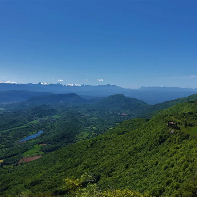 Vue depuis la Croix d'Innimond sur le lac d'Arboreaz, le sud du Bugey, le massif de la Chartreuse et du Vercors