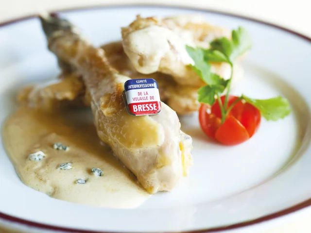 Assiette de poulet de bresse à la crème et au Bresse Bleu