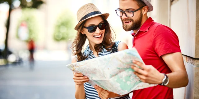 Couple citadin regardant une carte