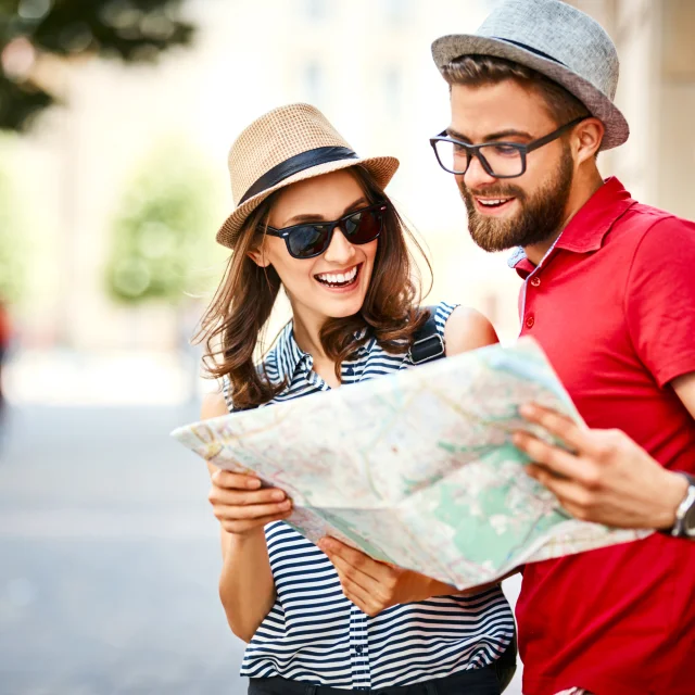 Couple citadin regardant une carte