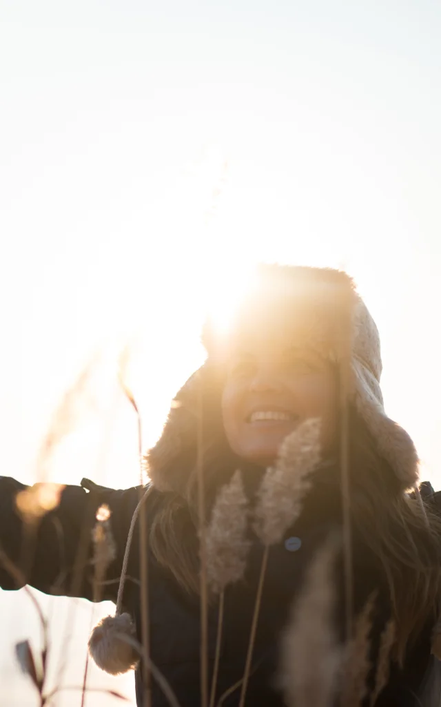 Femme au bord de l'étang en hiver